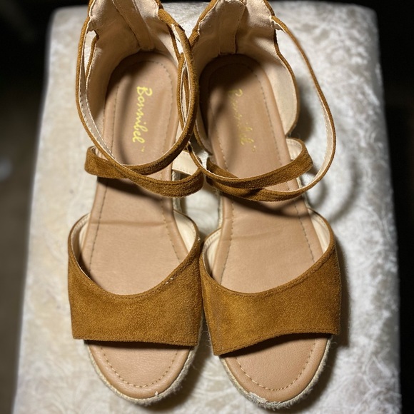 Boutique Sandles - Picture 1 of 3